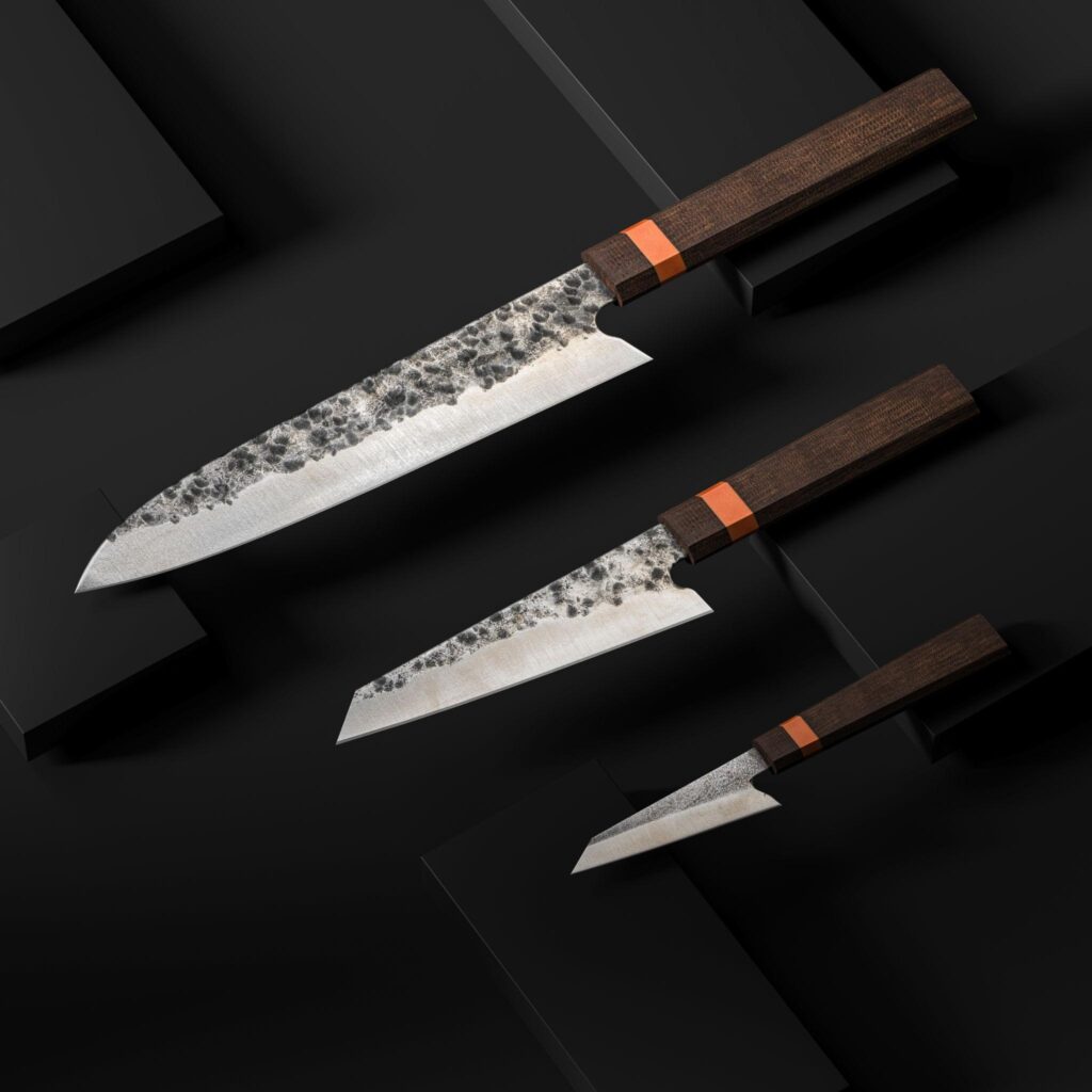 Knivsæt med tre køkkenknive på sort baggrund i minimalistisk design