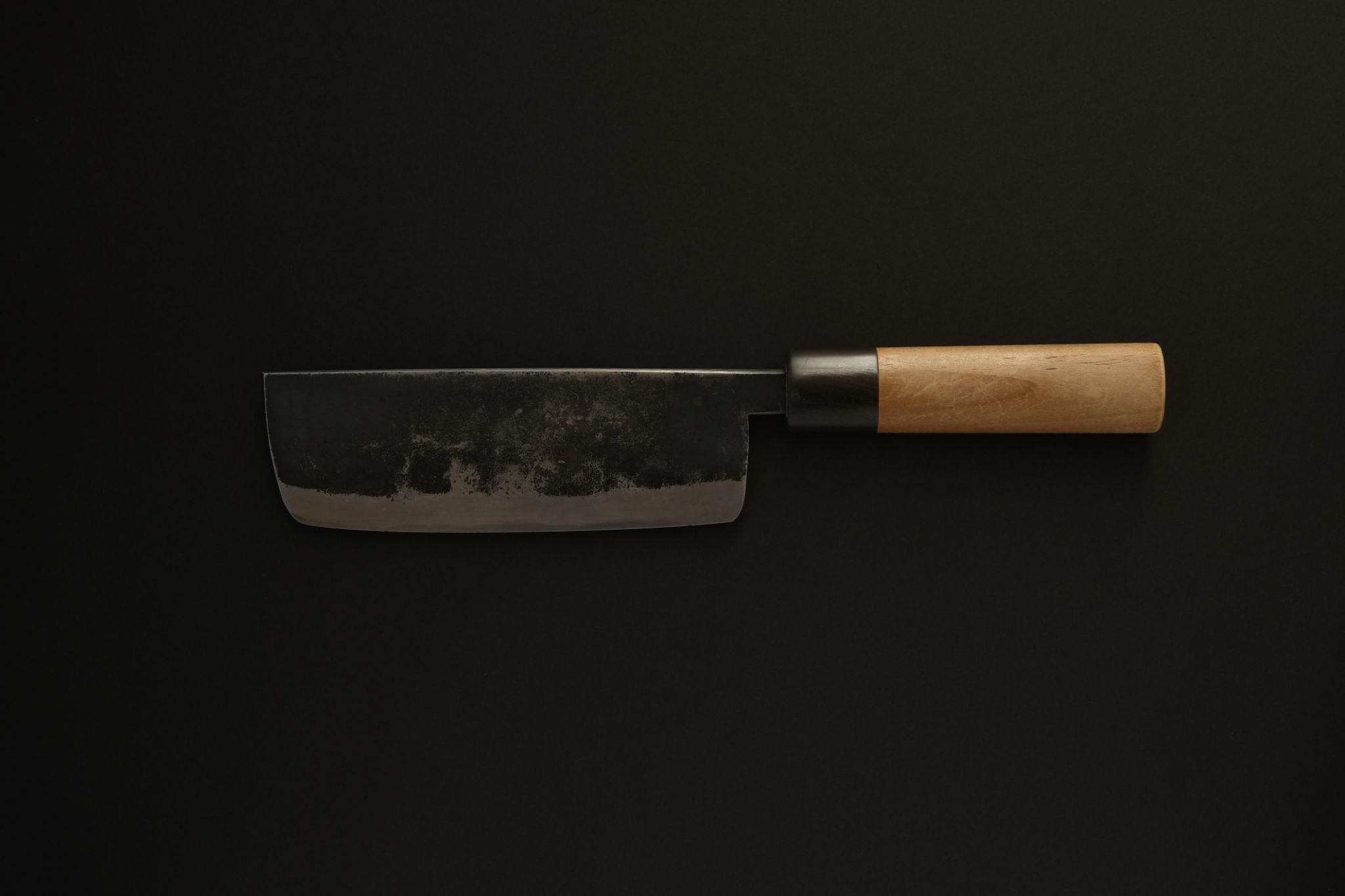 Nakiri kniv med rustik finish på mørk baggrund